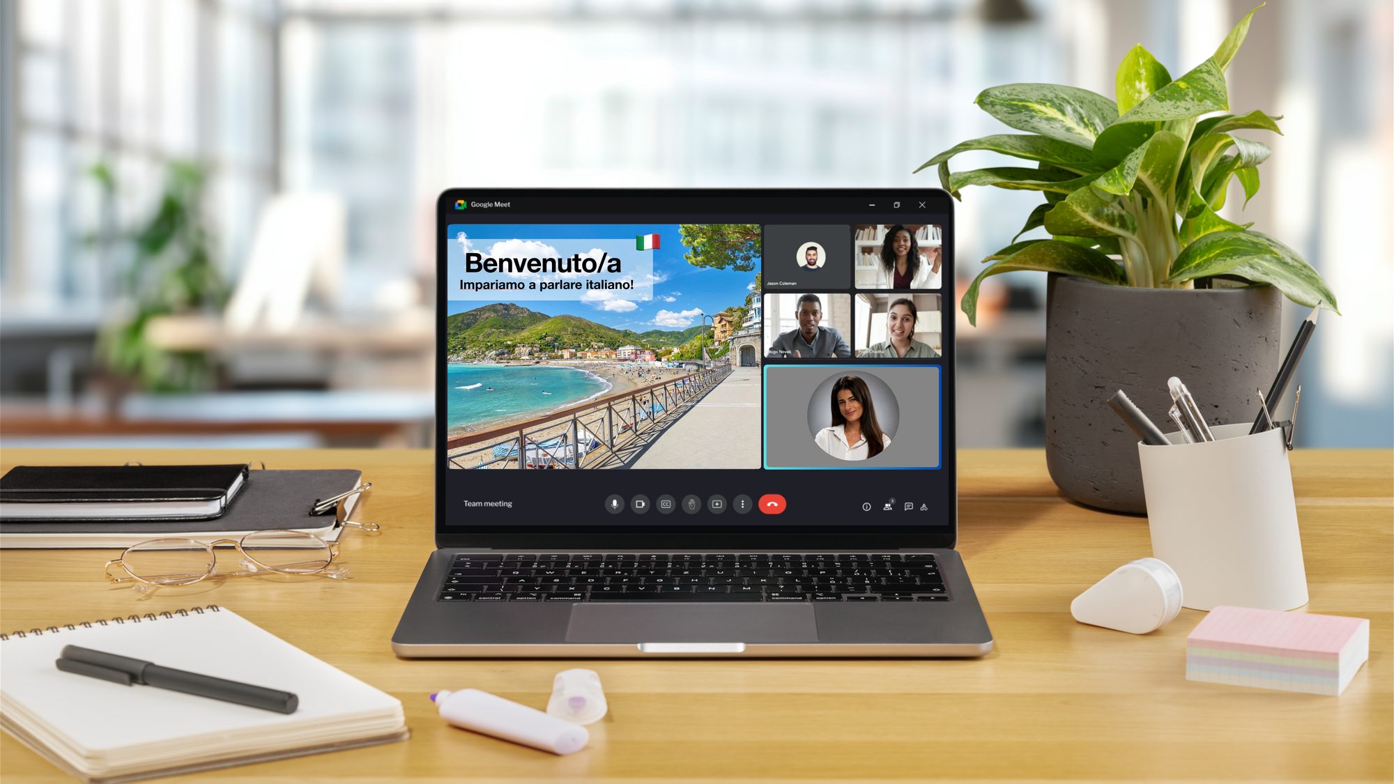 Una clase del curso en Google Meet: la diapositiva compartida dice «Benvenuto/a» y alrededor se ven las caras del grupo